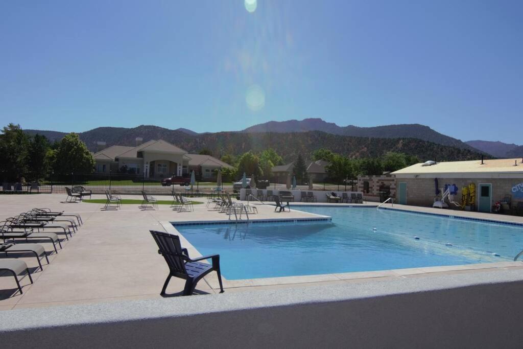 Tacit Shadow Resort Shangri-La King Suite, Gym, Coffee Bar, Hot-Tub, Free Laundry, Food Available Parowan Exterior photo